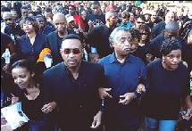 L'animateur de radio Michael Baisden (deuxième à gauche), le Révérend Al Sharpton (deuxième à droite) et Melissa Bell (à droite), mère de Mychal Bell, marchent vers l'école secondaire Jena, dans la petite ville du même nom, en Louisiane. L'animateur de radio Michael Baisden (deuxième à gauche), le Révérend Al Sharpton (deuxième à droite) et Melissa Bell (à droite), mère de Mychal Bell, marchent vers l'école secondaire Jena, dans la petite ville du même nom, en Louisiane.