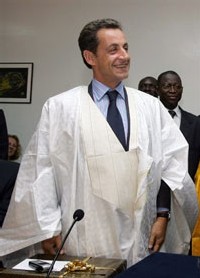 DES INTELLECTUELS AFRICAINS ET DE LA DIAPORA RÉPONDENT AU DISCOURS DU PRÉSIDENT FRANÇAIS : Un livre pour “ descendre ” Sarkozy DES INTELLECTUELS AFRICAINS ET DE LA DIAPORA RÉPONDENT AU DISCOURS DU PRÉSIDENT FRANÇAIS : Un livre pour “ descendre ” Sarkozy