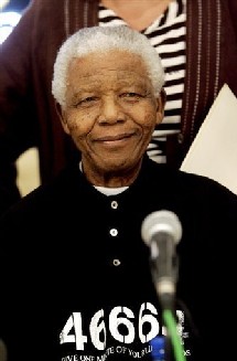 Campagne anti-sida: Mandela annonce un concert international à Johannesburg Campagne anti-sida: Mandela annonce un concert international à Johannesburg