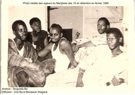 On reconnait de droite à gauche : Bal Mohamed El Habib dit Doudou, Ba Abdoul Aziz dit Zeus, Sy Satigui Oumar Hamady, Ba Aly Kalidou et Sy Abdoul Idy dit Mamoye. Le Conseil des Ministres du 13 janvier 1966 décida de la suspension et du déclenchement de poursuites judiciaires contre les 19 signataires du Manifeste. Ils sont tous arrêtés le 11 février 1966. On reconnait de droite à gauche : Bal Mohamed El Habib dit Doudou, Ba Abdoul Aziz dit Zeus, Sy Satigui Oumar Hamady, Ba Aly Kalidou et Sy Abdoul Idy dit Mamoye. Le Conseil des Ministres du 13 janvier 1966 décida de la suspension et du déclenchement de poursuites judiciaires contre les 19 signataires du Manifeste. Ils sont tous arrêtés le 11 février 1966.