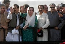 Ils sont 250 000 au Pakistan, rêvant de saluer leur idole Benazir Bhutto Ils sont 250 000 au Pakistan, rêvant de saluer leur idole Benazir Bhutto