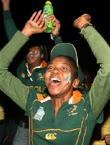 Une supportrice sud-africaine fête le titre de champion du monde de rugby de son pays Une supportrice sud-africaine fête le titre de champion du monde de rugby de son pays