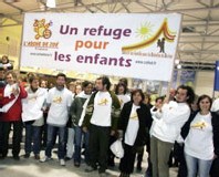 Neuf Français soupçonnés de 'trafic d'enfants' ont été arrêtés Neuf Français soupçonnés de 'trafic d'enfants' ont été arrêtés