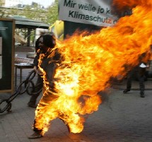 Une femme d'origine congolaise se met le feu pour protester contre le racisme Une femme d'origine congolaise se met le feu pour protester contre le racisme