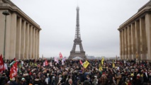 En France, les opposants à la loi immigration durcissent le ton contre sa promulgation