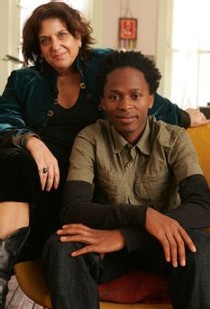 Ishmael Beah en compagnie de Laura Simms, qui l'a aidé à immigrer aux Etats-Unis Ishmael Beah en compagnie de Laura Simms, qui l'a aidé à immigrer aux Etats-Unis