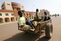 Une famille dans les rues de Ouagadougou, le 16 octobre 2007 Une famille dans les rues de Ouagadougou, le 16 octobre 2007