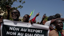 Des centaines de Sénégalais manifestent pour une présidentielle sans délai Des centaines de Sénégalais manifestent pour une présidentielle sans délai
