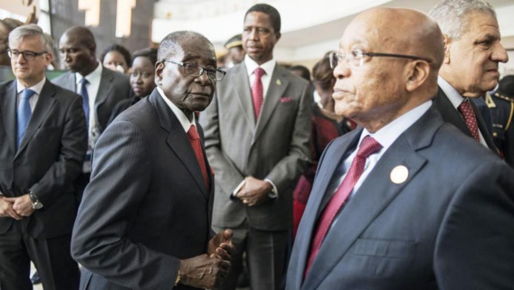 Le président du Zimbabwe et de l'UA Robert Mugabe (G), le président zambien Edward Lungu et le sud-africain Jacob Zuma (D) au 25e sommet de l'Union africaine à Johannesburg
