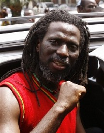 Le chanteur Tiken Jah Fakoly rentre en Côte d'Ivoire après cinq ans d'exil Le chanteur Tiken Jah Fakoly rentre en Côte d'Ivoire après cinq ans d'exil