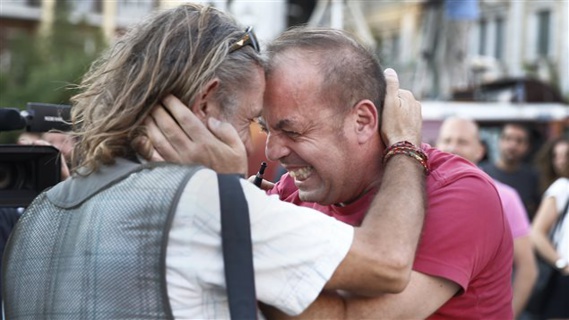 Des Grecs se réjouissent de l'avance du non.  Photo :  Yannis Behrakis / Reuters