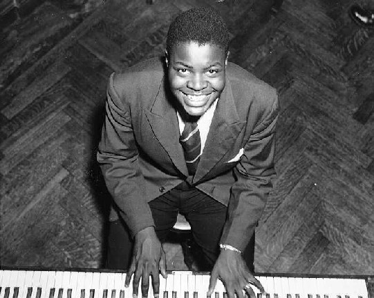 Le pianiste canadien, géant du jazz, Oscar Peterson n'est plus. Le pianiste canadien, géant du jazz, Oscar Peterson n'est plus.