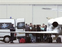 Le Français, blessé par balles en Mauritanie, à son arrivée à l'aéroport de Bron près de Lyon Le Français, blessé par balles en Mauritanie, à son arrivée à l'aéroport de Bron près de Lyon