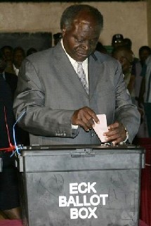 Mwai Kibaki réélu président du Kenya, émeutes à Nairobi Mwai Kibaki réélu président du Kenya, émeutes à Nairobi