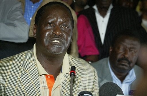 Raila Odinga lors d'une conférence de presse le 30 décembre 2007 à Nairobi Raila Odinga lors d'une conférence de presse le 30 décembre 2007 à Nairobi