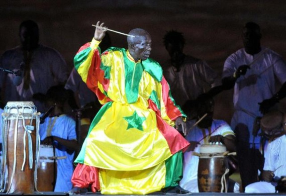 Doudou Ndiaye Rose, célèbre maître-tambour sénégalais, dirige les percussions au stade Léopold Sédar Senghor, le 10 décembre 2010, à Dakar