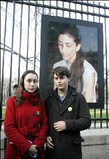 Melanie et Lorenzo avec une photo de leur mère Ingrid Bétancourt