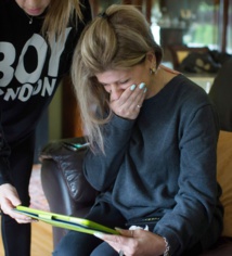 Teema Kurdi, installée à Vancouver après avoir émigré au Canada il y a une vingtaine d'années, fond en larmes alors qu'elle regarde une photo de ses neveux décédés.