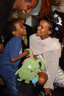 Liya Kebede en compagnie de son mari et de son fils Liya Kebede en compagnie de son mari et de son fils