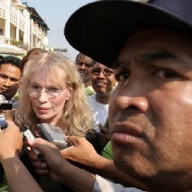 Darfour: l'actrice Mia Farrow doit renoncer à manifester au Cambodge Darfour: l'actrice Mia Farrow doit renoncer à manifester au Cambodge