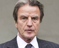 Bernard Kouchner se rend au Rwanda, un pas vers la réconciliation Bernard Kouchner se rend au Rwanda, un pas vers la réconciliation