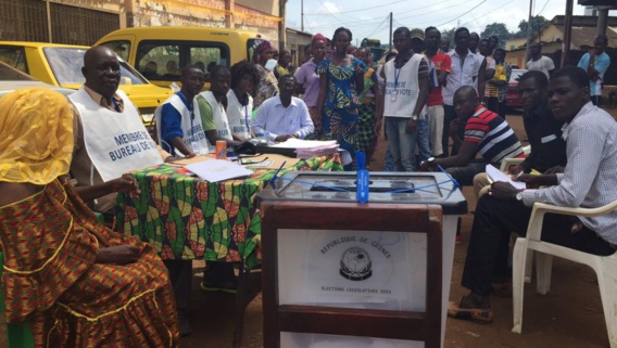 Bureau de vote en plein air dans un quartier du port de Conakry.