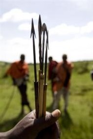 Un Kényan montre les flèches qu'il vient de fabriquer, le 8 février 2008 à Orongai Un Kényan montre les flèches qu'il vient de fabriquer, le 8 février 2008 à Orongai