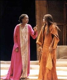 La Malienne Oumou Diwara et la Sénégalaise Fatou Ba répètent une scène de la pièce La Malienne Oumou Diwara et la Sénégalaise Fatou Ba répètent une scène de la pièce