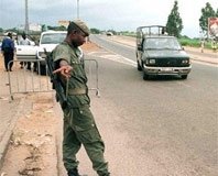 le Gabon a adopté un ton ferme à l'égard de l'ancienne puissance coloniale et s'affirme décidé à reconduire 'beaucoup de Français en situation irrégulière'. le Gabon a adopté un ton ferme à l'égard de l'ancienne puissance coloniale et s'affirme décidé à reconduire 'beaucoup de Français en situation irrégulière'.