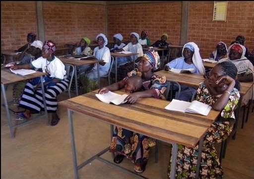 Journée de la femme: les productrices de beurre de karité s'émancipent par la lecture Journée de la femme: les productrices de beurre de karité s'émancipent par la lecture