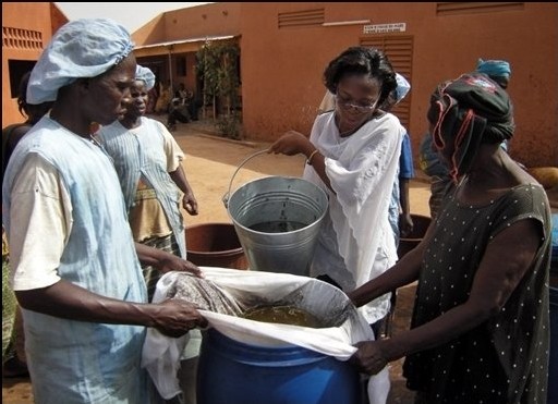 Journée de la femme: les productrices de beurre de karité s'émancipent par la lecture Journée de la femme: les productrices de beurre de karité s'émancipent par la lecture