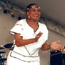 Myriam Makeba attendue à Kinshasa pour soutenir les femmes victimes des violences Myriam Makeba attendue à Kinshasa pour soutenir les femmes victimes des violences
