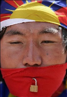 Un manifestant pro-Tibet Un manifestant pro-Tibet