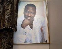 Queens à New York - Un homme d’affaire ivoirien retrouvé mort avec trois balles dans la tête à l’arrière de sa Porsche Queens à New York - Un homme d’affaire ivoirien retrouvé mort avec trois balles dans la tête à l’arrière de sa Porsche