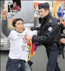 La flamme olympique mise en sécurité dans un bus à Paris La flamme olympique mise en sécurité dans un bus à Paris