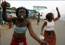 Des Ivoiriennes protestent contre la vie chère à Yopougon, près d'Abidjan, le 31 mars 2008 Des Ivoiriennes protestent contre la vie chère à Yopougon, près d'Abidjan, le 31 mars 2008