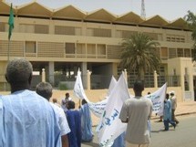 Les anciens employés de AIR MAURITANIE interceptent le Premier Ministre Les anciens employés de AIR MAURITANIE interceptent le Premier Ministre