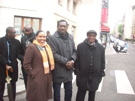 Rougui DIA chargée de l'humanitaire de l'AVOMM en compagnie de Ousmane, Harouna, Abou SARR de l'AVOMM