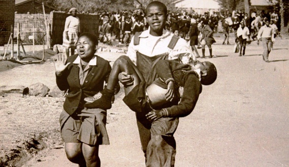 Le corps de l'étudiant Hector Pietersen dans les bras d'un camarade. Le corps de l'étudiant Hector Pietersen dans les bras d'un camarade.