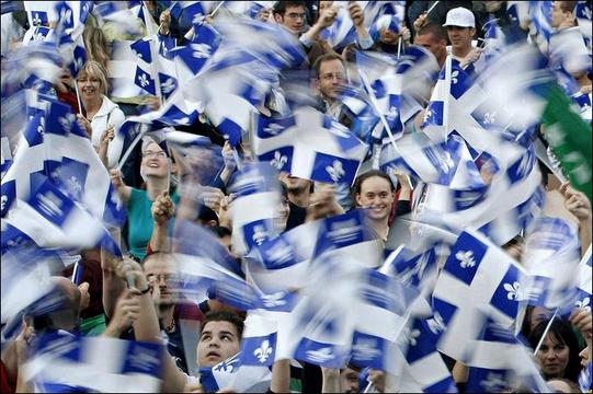 Des milliers de personnes présentes pour le défilé de la Fête nationale du Québec Des milliers de personnes présentes pour le défilé de la Fête nationale du Québec