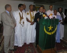 Le PM entouré de certains membres de sa majorité Le PM entouré de certains membres de sa majorité