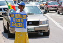 VISITE MOUVEMENTÉE DE WADE À CHICAGO : ALIOUNE DIOP DONNE UN COUP DE POING À SOULEYMANE JULES DIOP, LES GARDES DU CORPS LE DÉSHABILLENT ET LE TABASSENT VISITE MOUVEMENTÉE DE WADE À CHICAGO : ALIOUNE DIOP DONNE UN COUP DE POING À SOULEYMANE JULES DIOP, LES GARDES DU CORPS LE DÉSHABILLENT ET LE TABASSENT