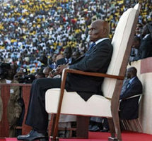 Une dérive monarchique s' installe au Sénégal lire,Wade : Dieu Tout Puissant ?