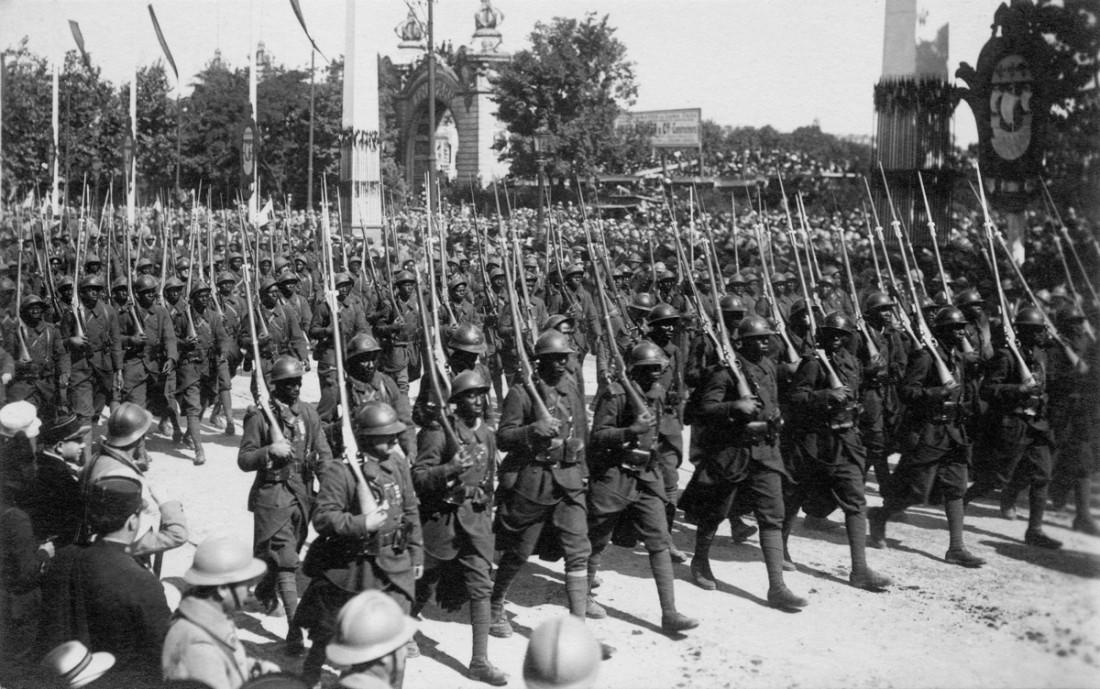 Les fêtes de la Victoire du 14 Juillet, troupes noires, carte postales, 1919.(Groupe de recherche Achac/DR)