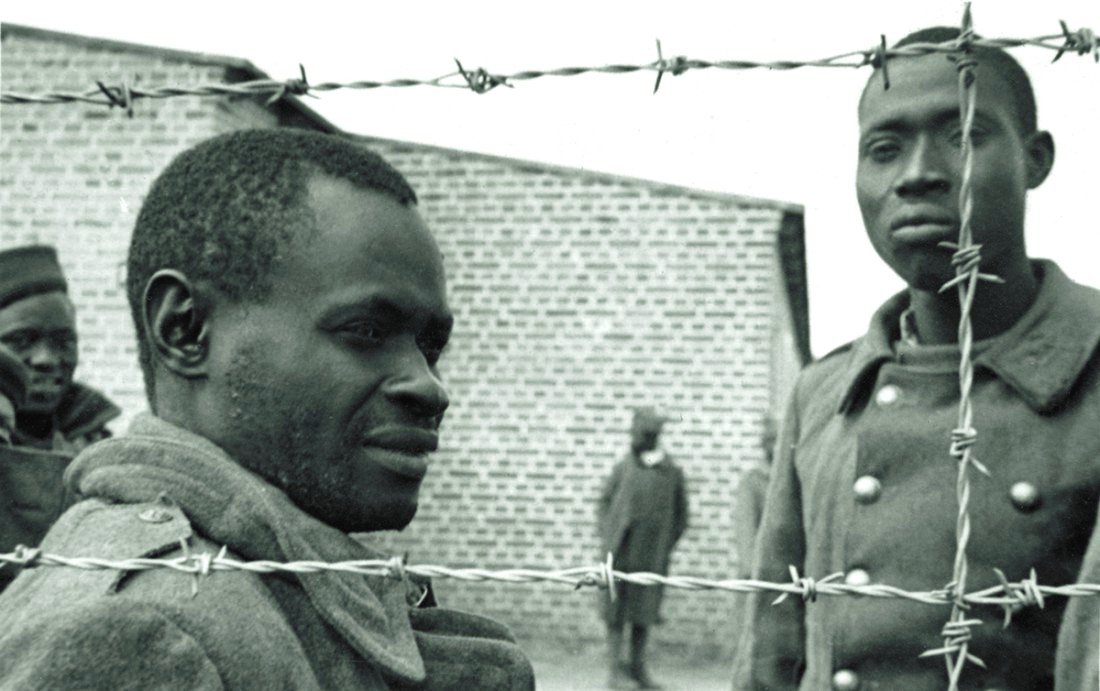 Tirailleurs africains dans un camp de prisonniers en Lorraine, en 1940. (Service historique de la défense)