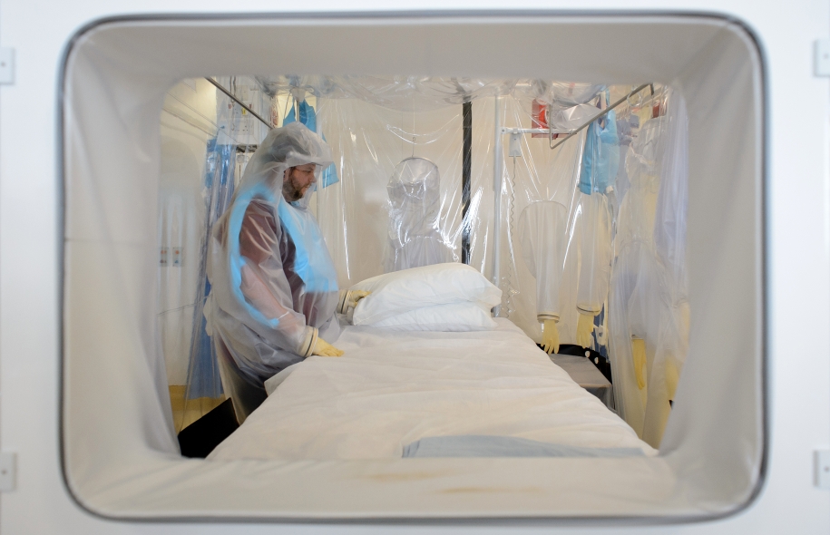 Un infirmier montre les installations du Royal Free Hospital, à Londres, en vue du test d'une patiente qui présente les symptomes du virus Ebola.