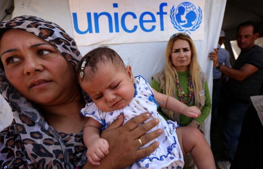 Une femme et son enfant devant une tente de l'UNICEF, près d'Arbil.