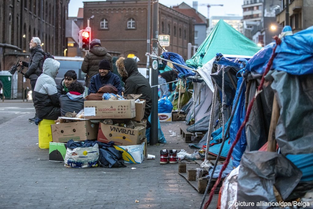 Belgique : des associations saisissent la justice pour suspendre l'interdiction d'accueil des hommes demandeurs d'asile