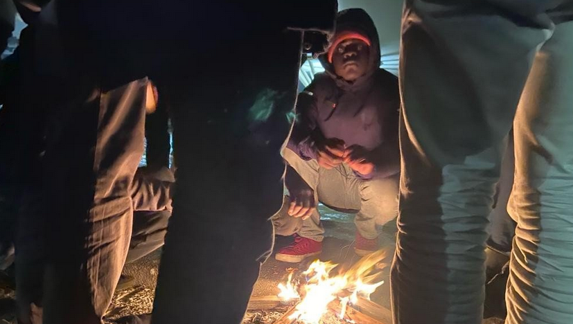 "Le plus dur, ce sont les doigts, ils gèlent en premier" : à Paris, des migrants à la rue confrontés à la vague de froid