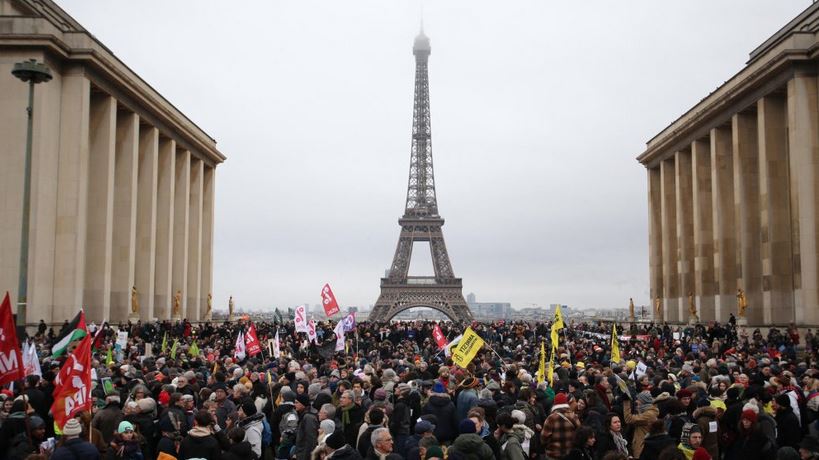 En France, les opposants à la loi immigration durcissent le ton contre sa promulgation